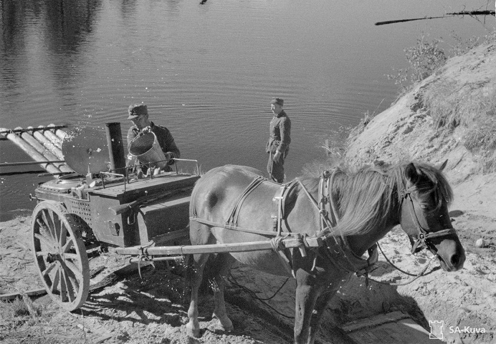 Syy vaikenemiselle oli sekin, ettei ollut mitään sankarillista kerrottavaa. Suurin osa miehistä soti sotansa kotirintamalla tai takalinjassa. Kuvassa kenttäkeittiö vuodelta 1944. SA-kuva. 