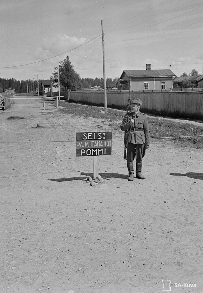 Ilmasuojelujoukkojen nuorimmat saattoivat toimia vartijoina suutareiden, eli räjähtämättä jääneiden pommien vieressä, ennen kuin pomminpoistajat saapuivat paikalle. 25.6.1941 Joensuu SA-kuva. 