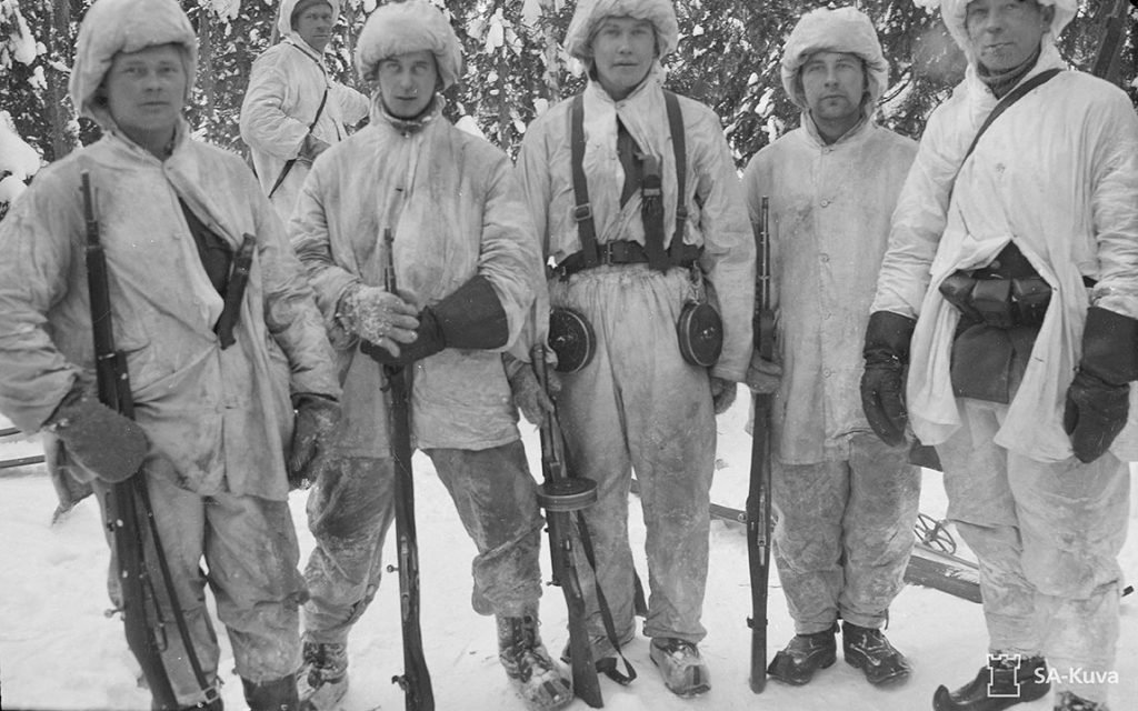 Talvisodan aikana ja sen jälkeen syntyi myytti ”talvisodan ihmeestä”. Sen mukaan pienen Suomen urhoollinen taistelu ja menestys suurta ylivoimaa vastaan oli yli-inhimillinen suoritus. SA-kuva.