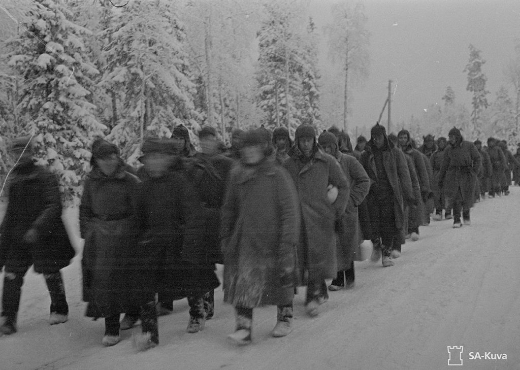 Raatteentiellä sotavangeiksi jääneitä venäläisiä. SA-kuva.