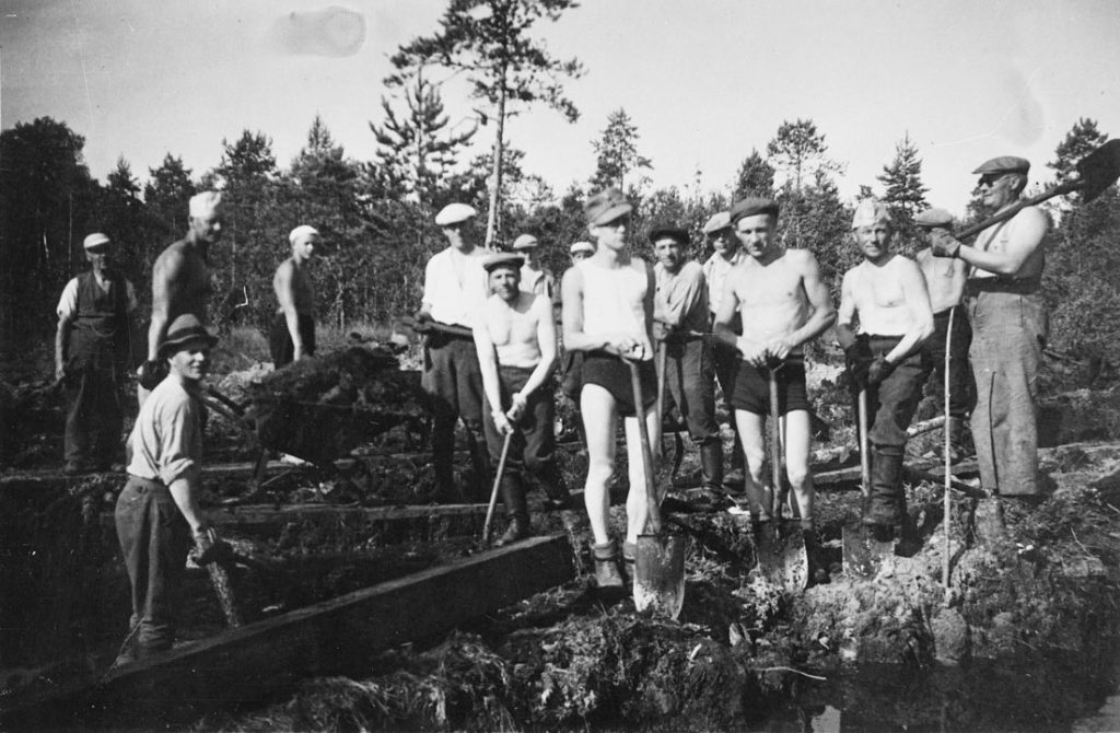 Kiristyvään maailmantilanteeseen oli Suomessa jo havahduttu aiemmin. Karjalankannaksen linnoittamistyöt alkoivat kesäkuun alussa ja kestivät lokakuuhun saakka. Yli 60 000 vapaaehtoista osallistui linnoitustöihin. Kuva: Museovirasto, Historian kuvakokoelma, Karjalan liiton kokoelma. 