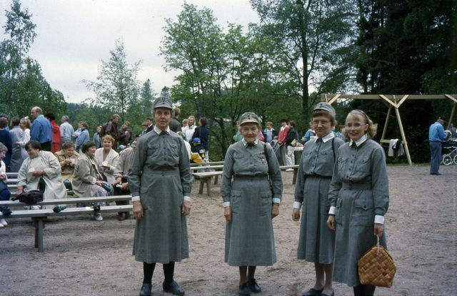 Kuvassa neljä naista lotta-asut päällään.